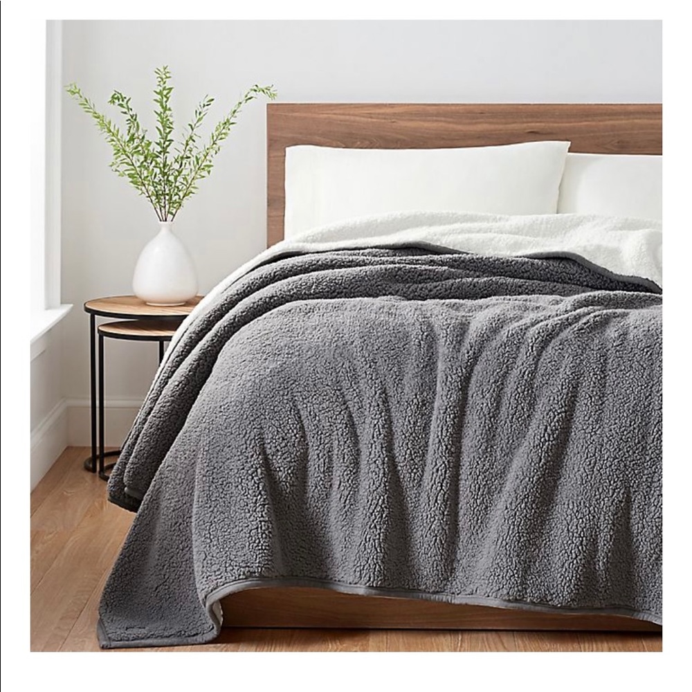 UGG Sherpa queen size reversible blanket NEW